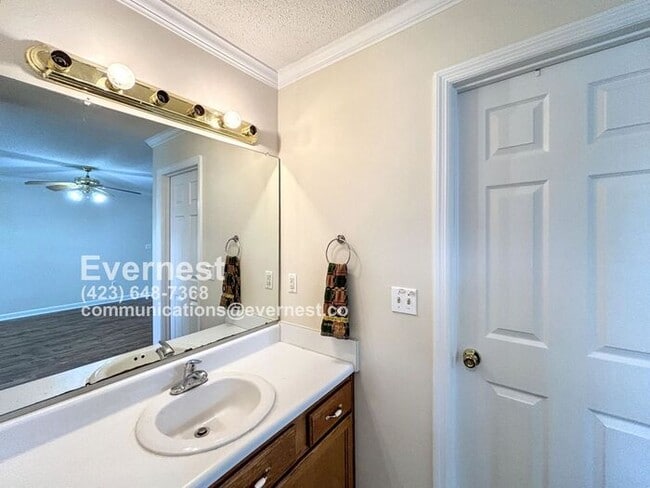 Building Photo - 3-Bedroom, 2-Bath Home with Modern Applian...