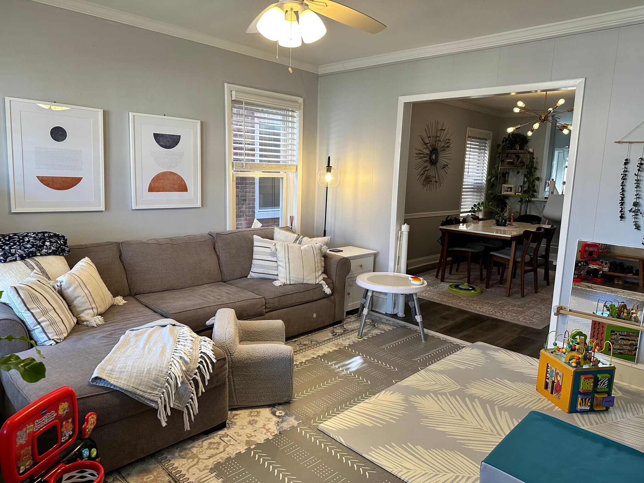 Building Photo - 10 W Knight Ave