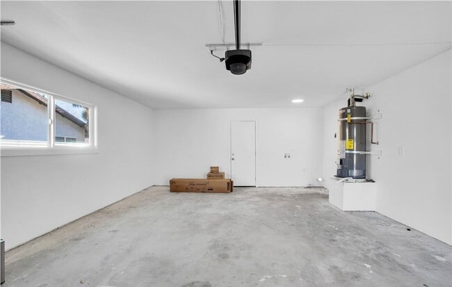 Building Photo - Newly Renovated and Ready for Movein!