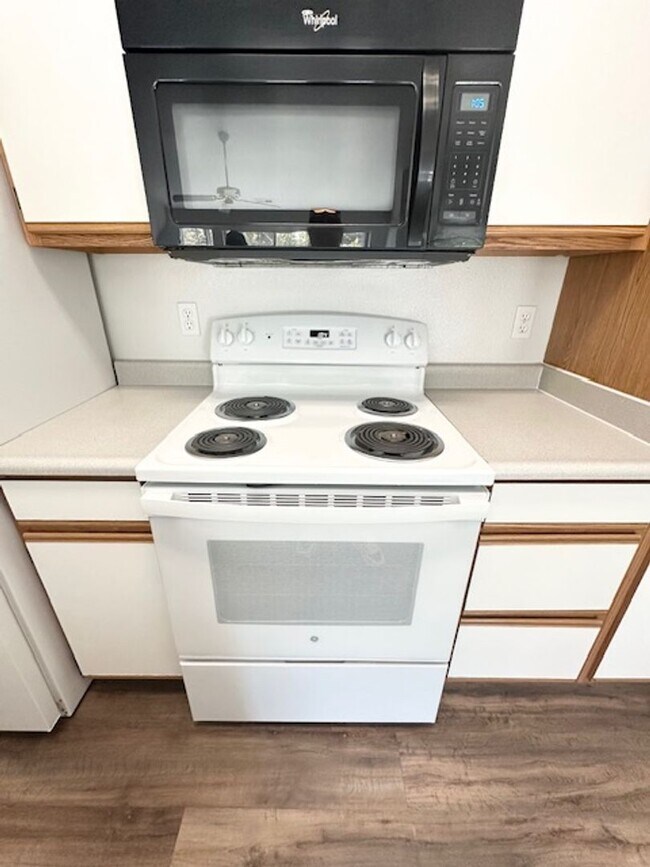 Building Photo - Affordable living at Westside Apartments!