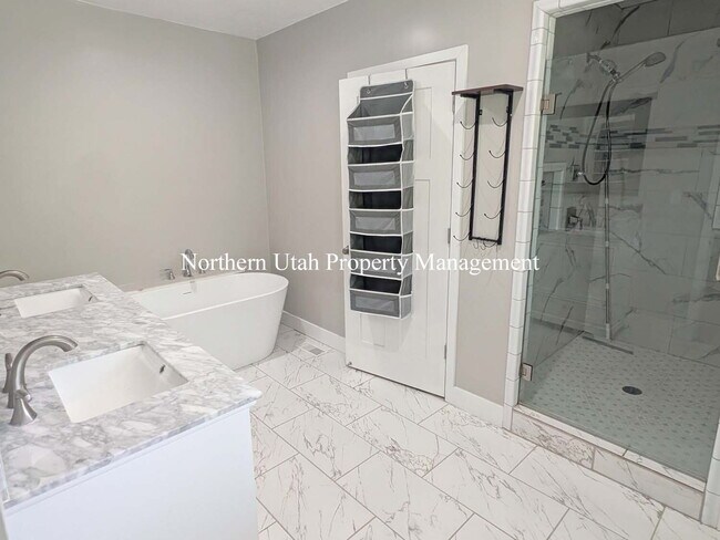 Building Photo - 4 Bed, 3.5 Bath - Amazing Location
