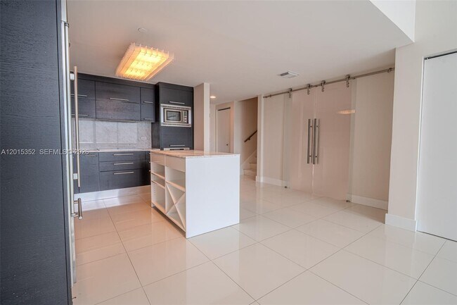 Building Photo - 900 Biscayne Blvd