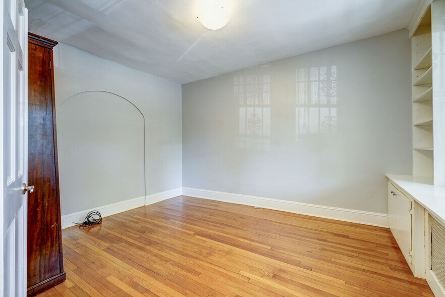 Main Floor - Living room or optional 6th bedroom - Size: 11' x 13', 143 sq/ft - 237 11th ST SE