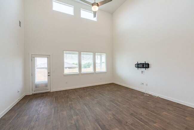 Building Photo - Modern 4 bedroom, 3 bathroom home in Canta...