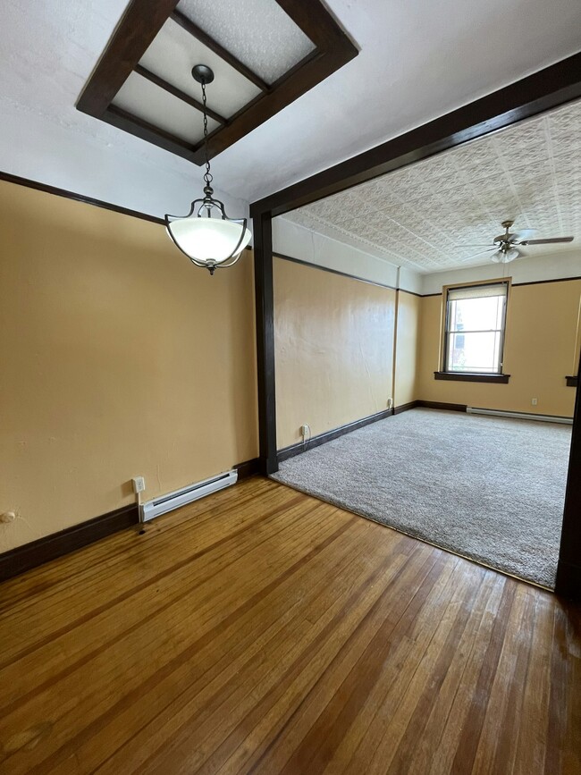 Building Photo - 109 1/2 E. 6th St. Unit#16
