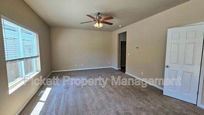 Building Photo - 102 Goldenrod St