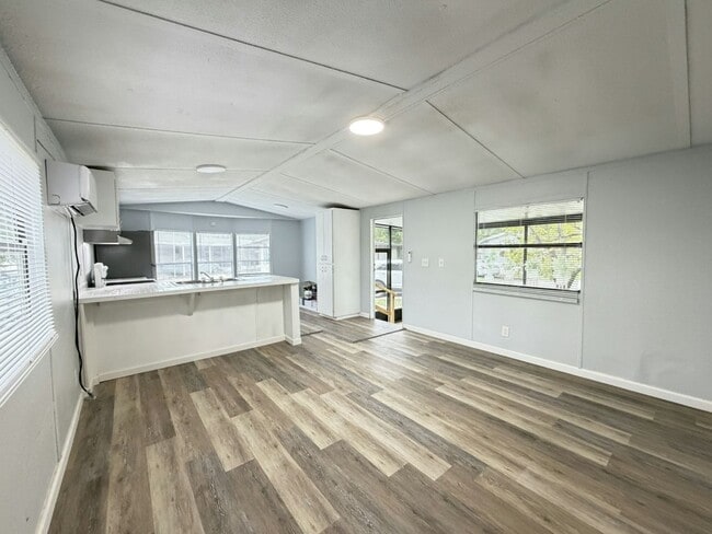 Building Photo - 11240 N Northwood Dr