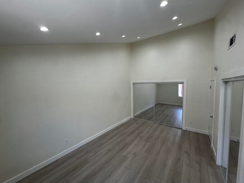 Building Photo - 7432 Hazeltine Ave