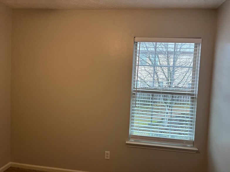 Building Photo - Room in Townhome on Stone Gate Way