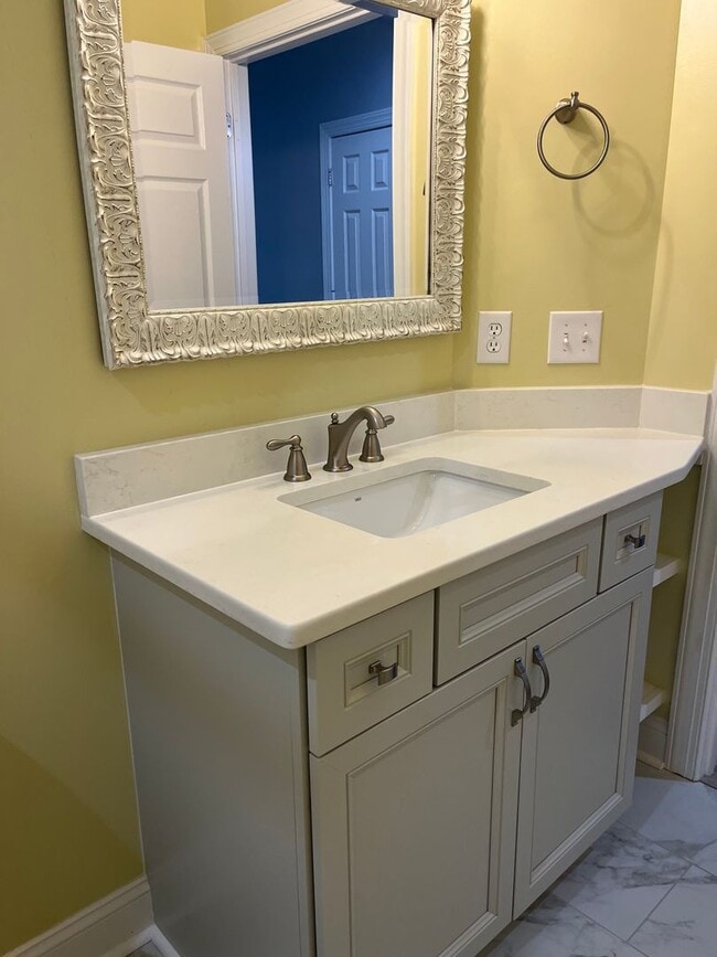 Building Photo - Like new Townhome