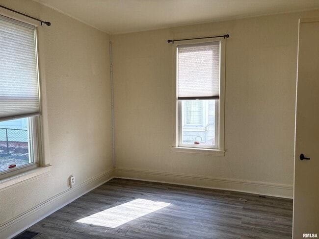 Building Photo - 901 NE Glen Oak Ave