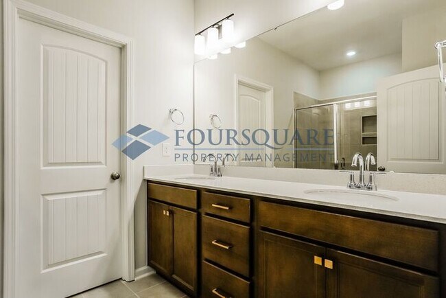 Building Photo - End Unit Townhome | 2nd Floor Loft | Washe...