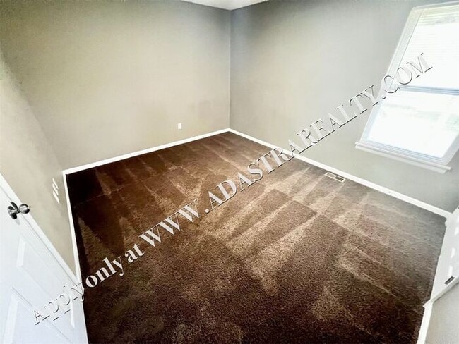 Building Photo - Spacious Shawnee Townhome 3 Bed/3 Bath-Ava...
