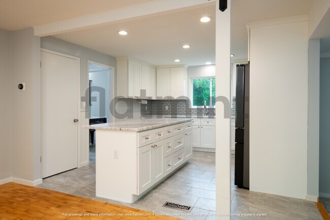 Building Photo - 7037 NE 137th St
