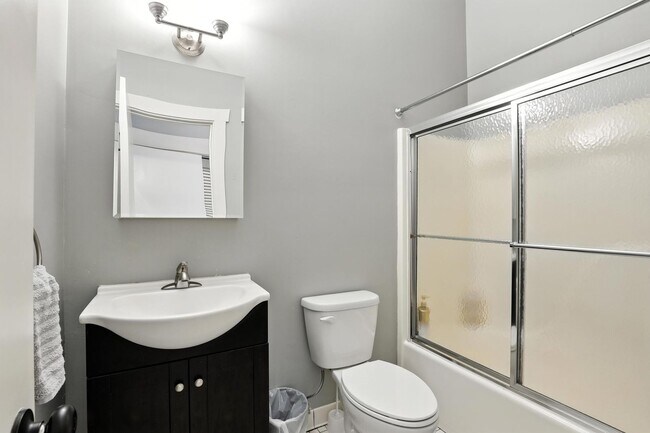 Building Photo - North Thomas 472-492