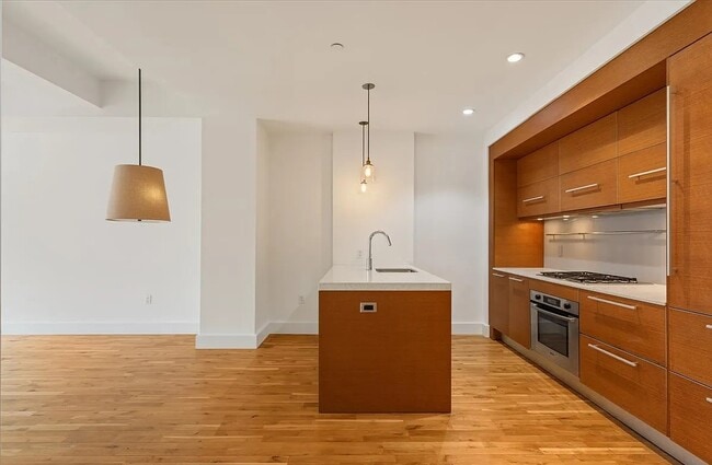 Building Photo - Modern Comfort in Every Corner