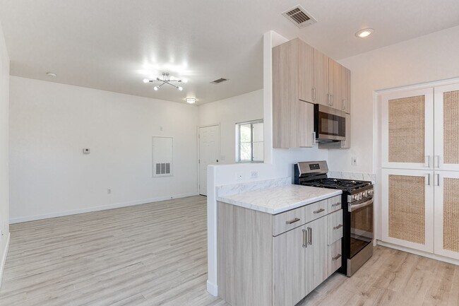 Building Photo - Charming 2-Bed/2-Bath Condo with Dual Mast...