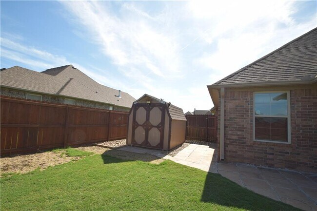 Building Photo - 3902 SW Flatrock Ave