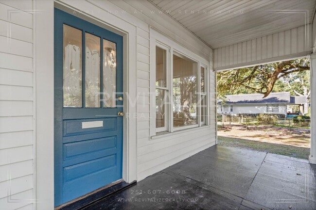 Building Photo - Updated 3 Bed 2 Bath with Large Fenced Yard