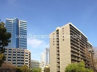 Building Photo - Spacious Updated 2bd/2ba Downtown Condo - ...