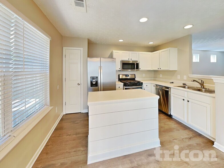 Building Photo - 220 Oak Grove Way