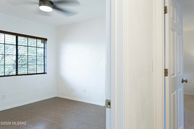 Building Photo - 1081 Paseo Freno