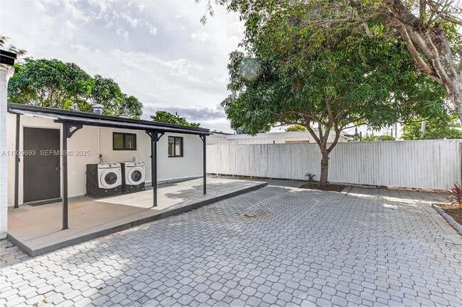 Building Photo - 2633 NE 13th Ave