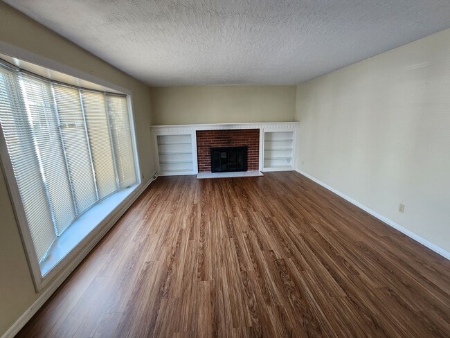 Building Photo - 3 Bedroom 2 Bath House in Rock Island