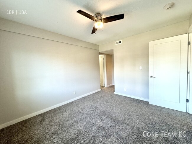 Building Photo - One bedroom near Plaza - in unit laundry!