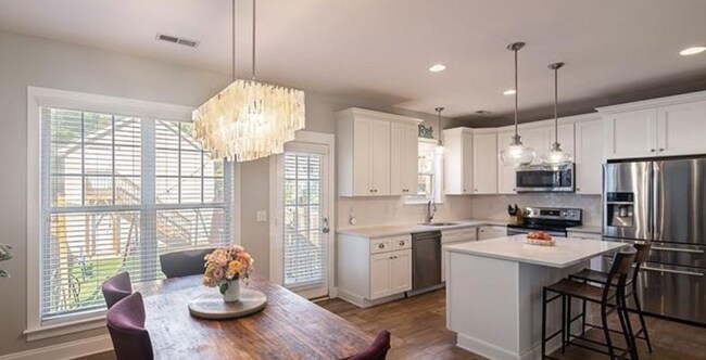 Building Photo - 531 Watson St