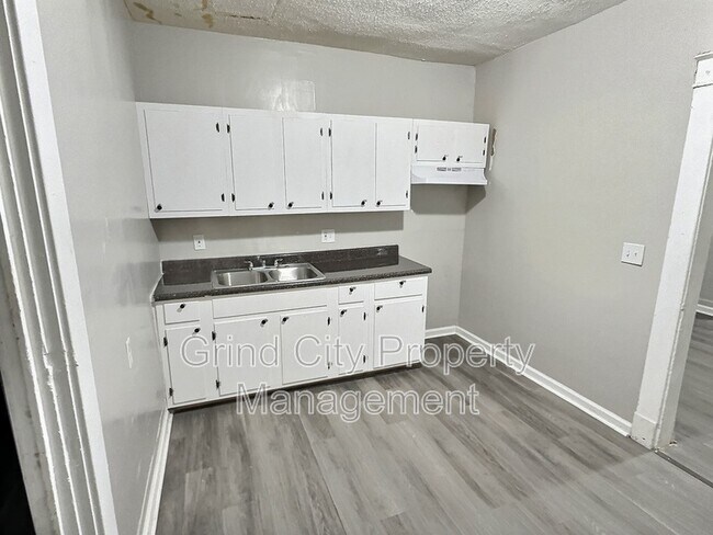 Building Photo - 1446 N Hollywood St