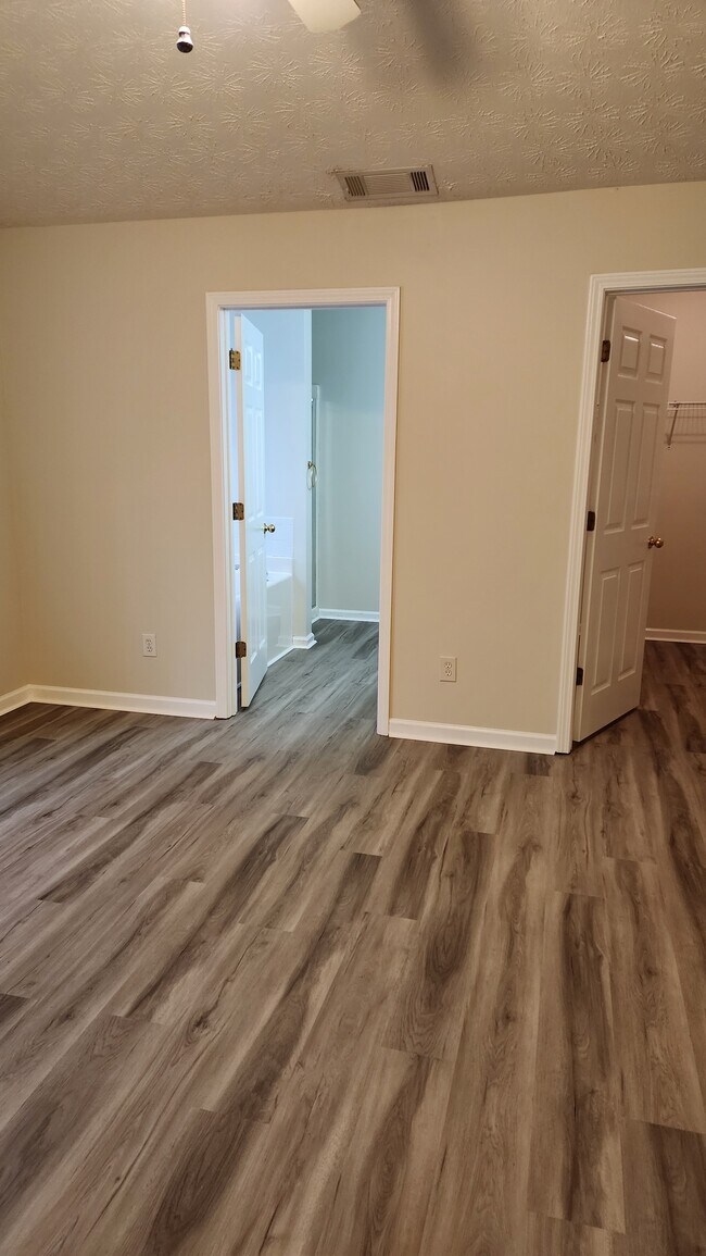 Building Photo - 45 Spring Valley Way