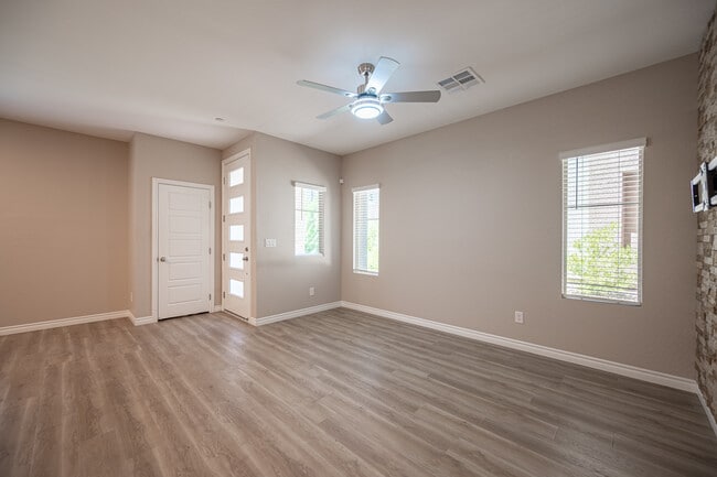 Building Photo - 600 N Carriage Hill Dr