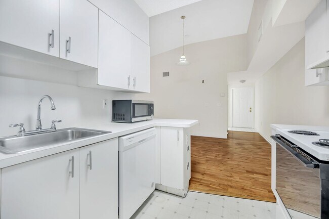 Building Photo - Your Dream Davie Home Awaits – 2 Bed/2 Bath!
