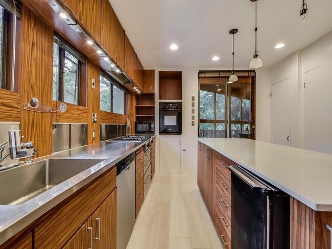 Building Photo - 800 Leonard St