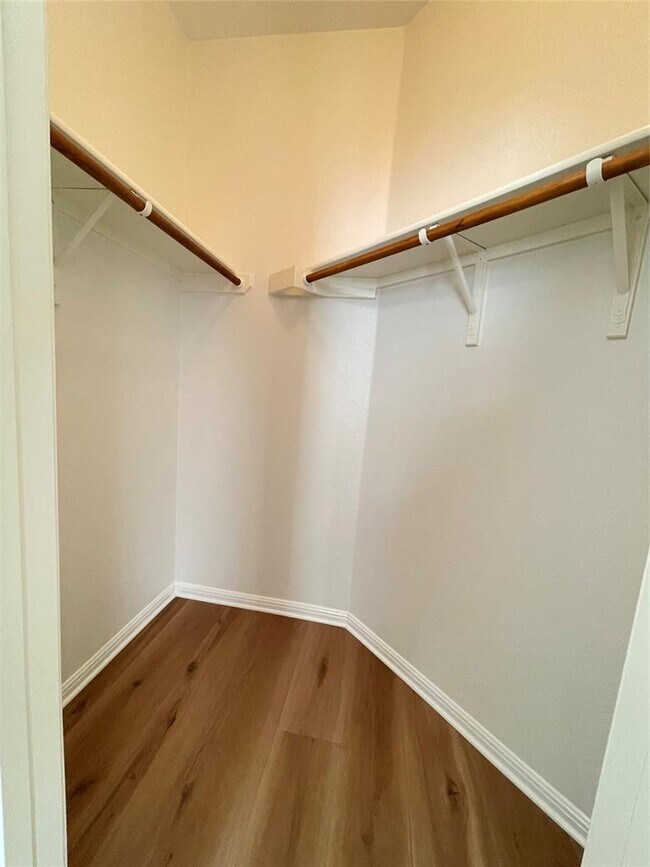 Building Photo - 15801 Belfin Dr