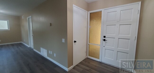 Building Photo - Three Bedroom Home In Santa Maria! Month to Month Tenancy