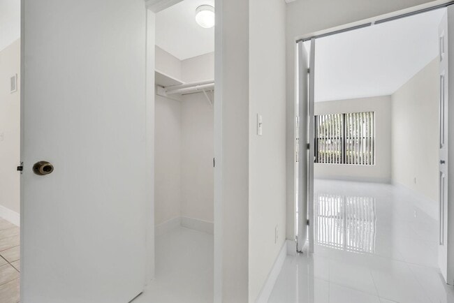 Building Photo - Cozy 2/1 Home in Sunrise!