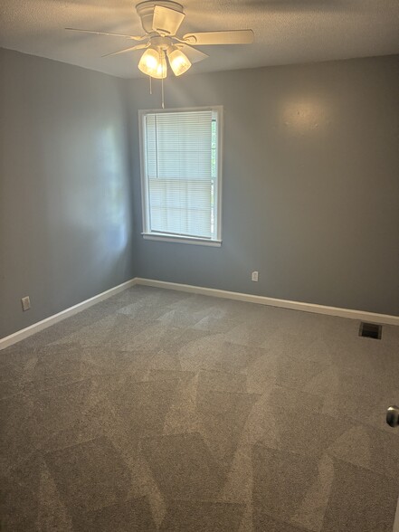 Building Photo - 5577 Carriage Brook Rd