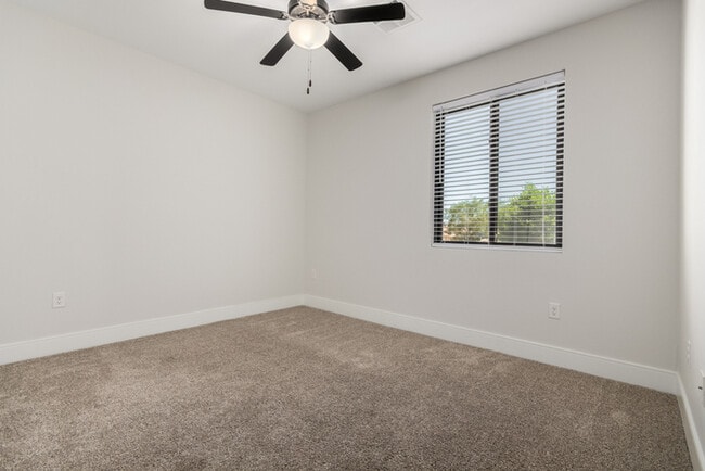 Building Photo - 165 E Lexington Ave