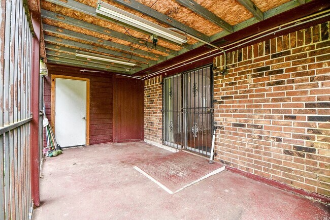Building Photo - 9037 Crestview Dr