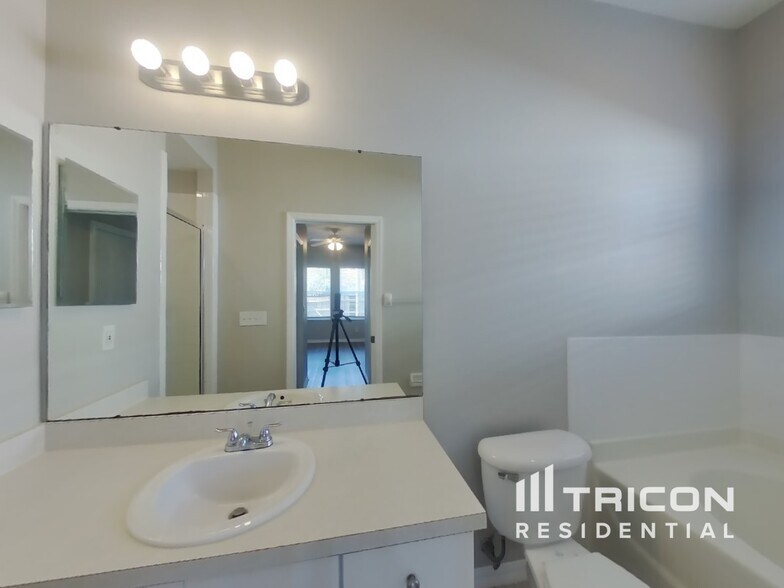 Building Photo - 24409 Breezy Oak Ct