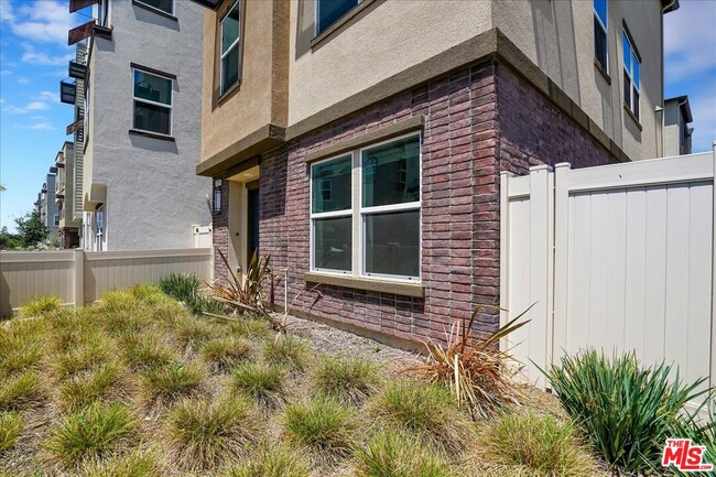 Building Photo - 725 Daniel Freeman Cir