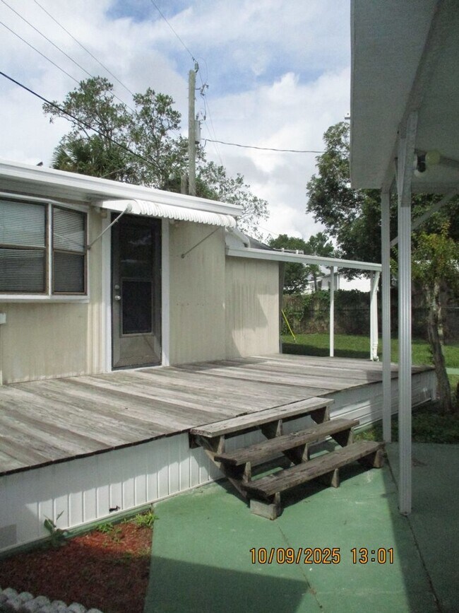 Building Photo - Welcome to this inviting 2-bedroom, 1-bath...