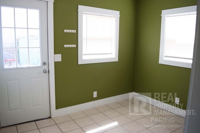 Building Photo - Spacious 3 Bedroom in Prime Location