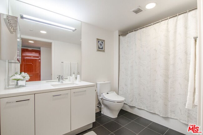 Building Photo - 901 Flower St