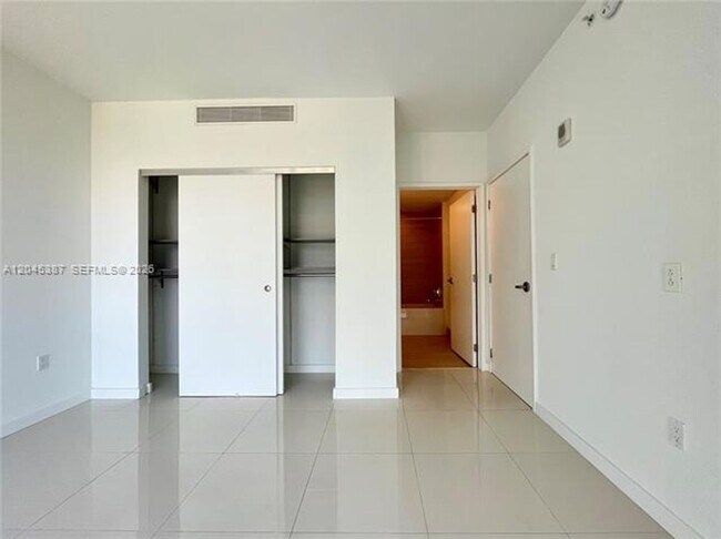 Building Photo - 9940 W Bay Harbor Dr