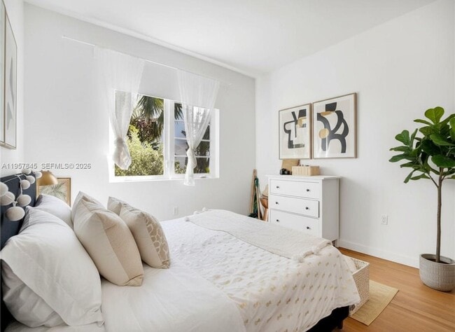 Building Photo - 727 14th Pl