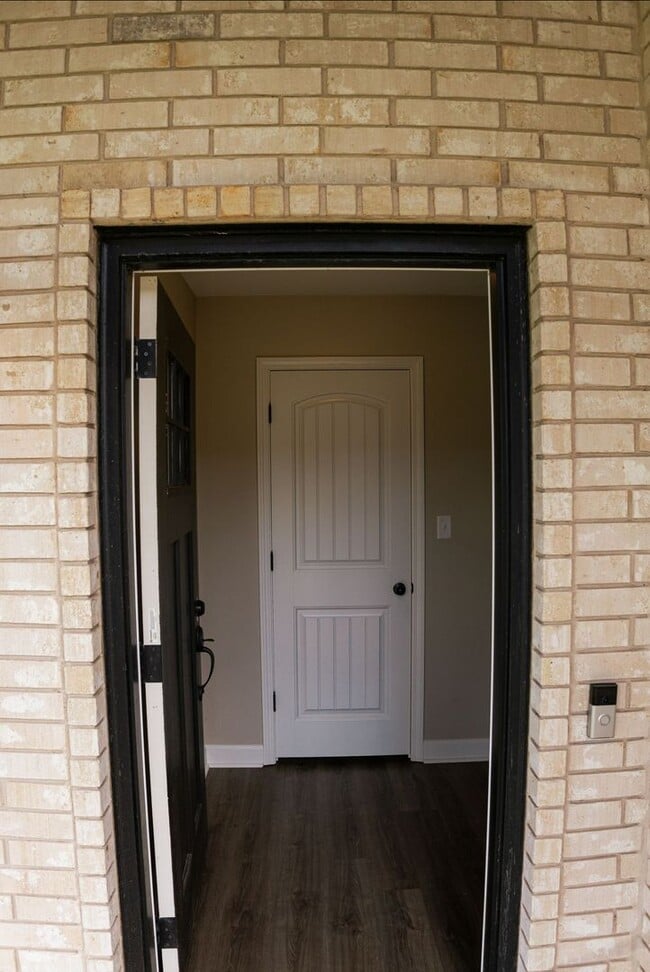 Building Photo - Beautiful home ready!