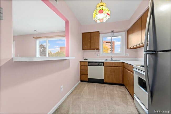 Building Photo - 1049 Country Club Dr